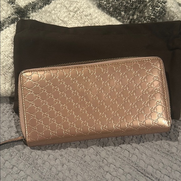 Gucci Women's Shimmering Rose Gold Wallet - Picture 5 of 5